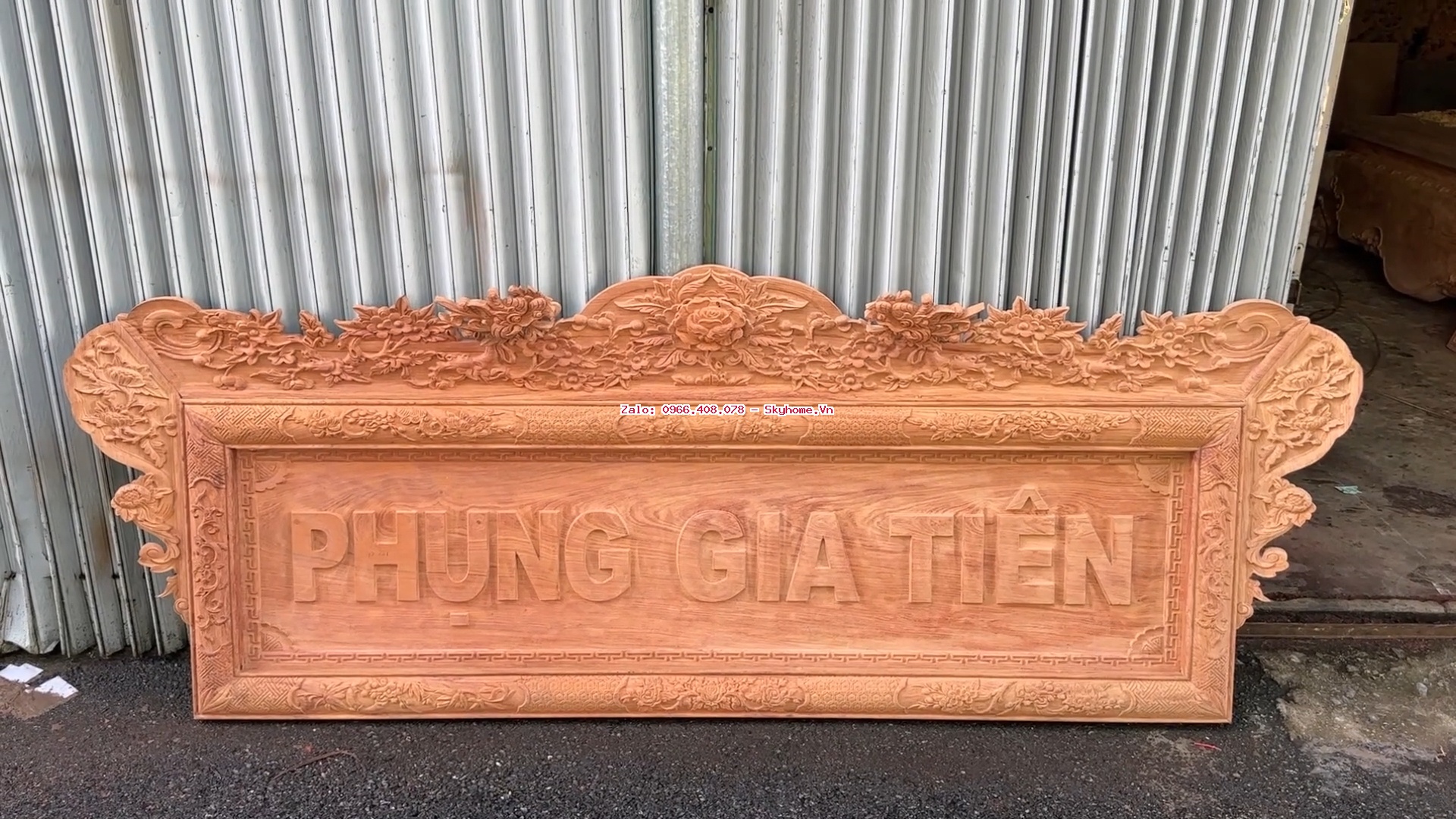 Bức hoành phi Phụng gia tiên gỗ dày treo cột giữa nhà ba gian