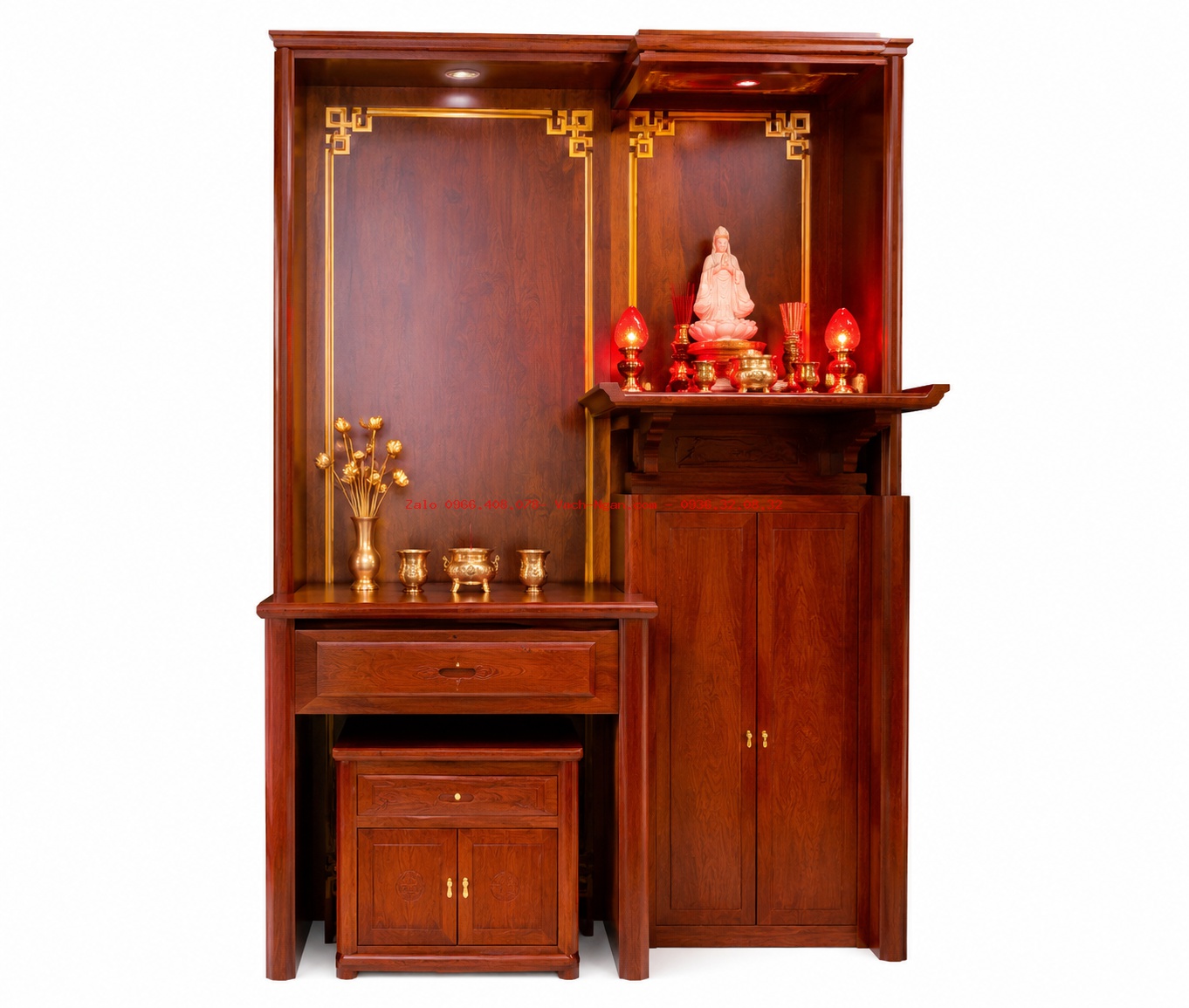 Không gian thờ phòng khách nhà cô Liên với bàn thờ gỗ sồi và vách ốp che cầu thang