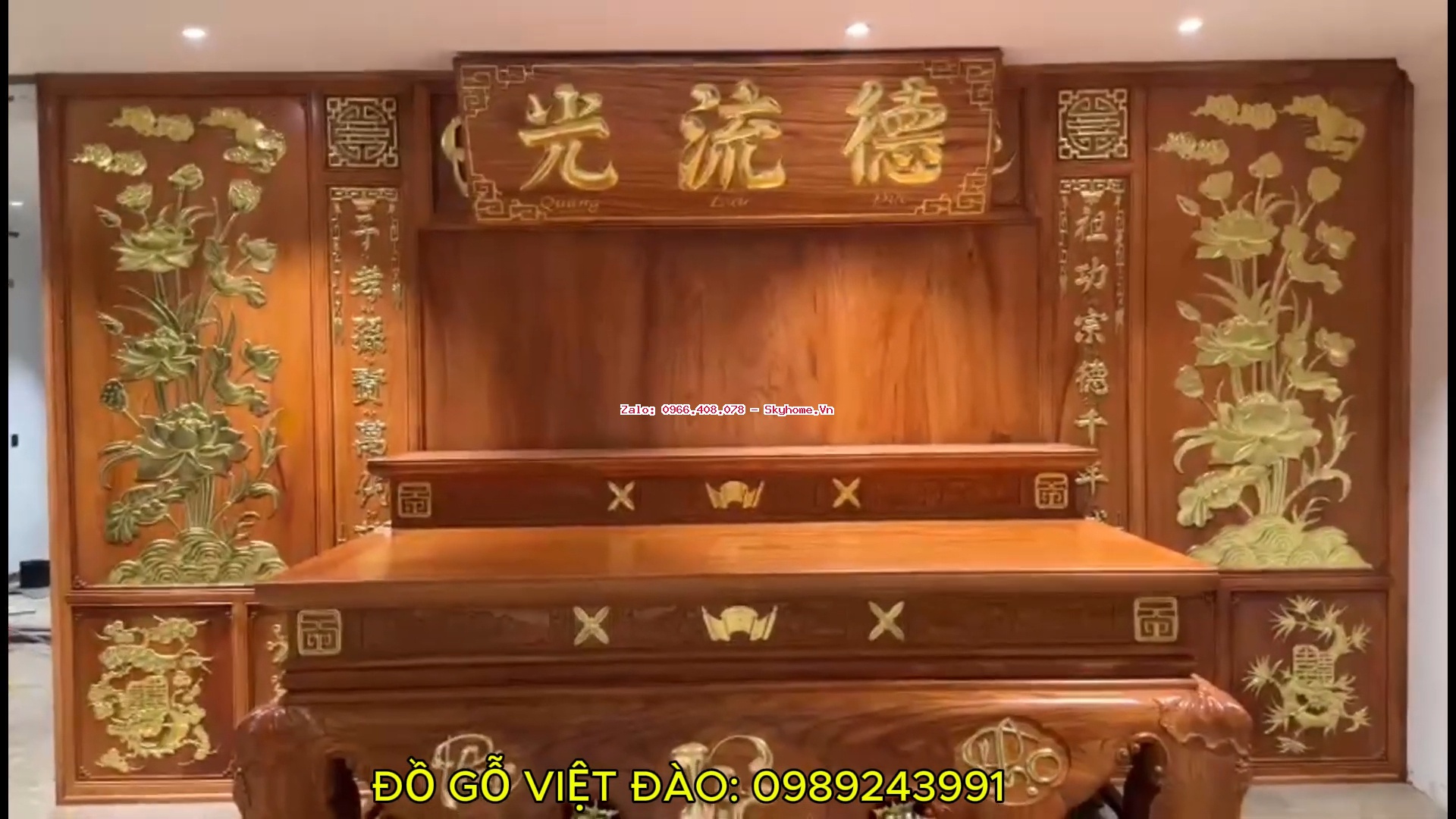 Vách dát vàng và bàn thờ nhị cấp