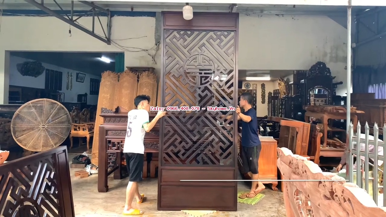 Vách ngăn phòng thờ chữ Vạn chữ Thọ bằng gỗ gụ kích thước 2,77m mang nét cổ truyền