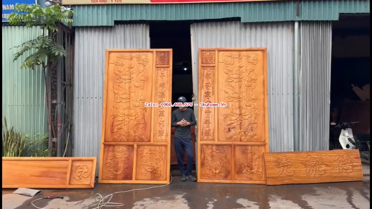 Vách phòng thờ gỗ gõ đỏ ngang 5m chạm cảnh sen, tùng trúc cúc mai và câu đối liền vách