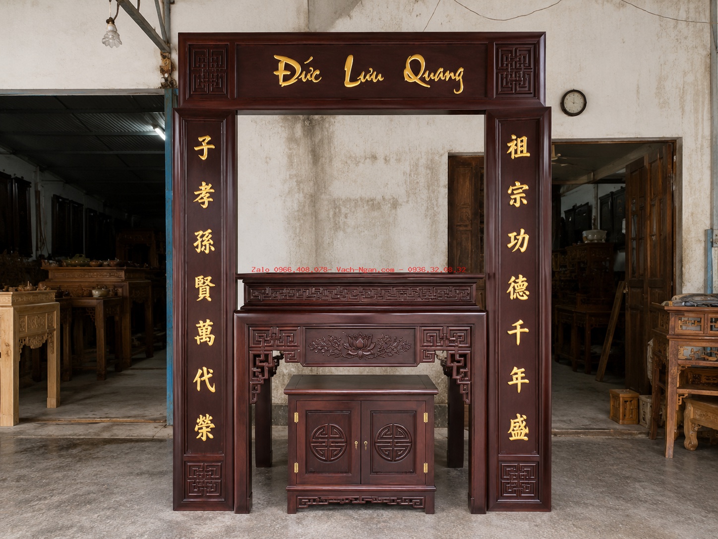 Vách trang trí phòng thờ gỗ gụ kết hợp hoành phi câu đối và bàn thờ triện sen tinh tế